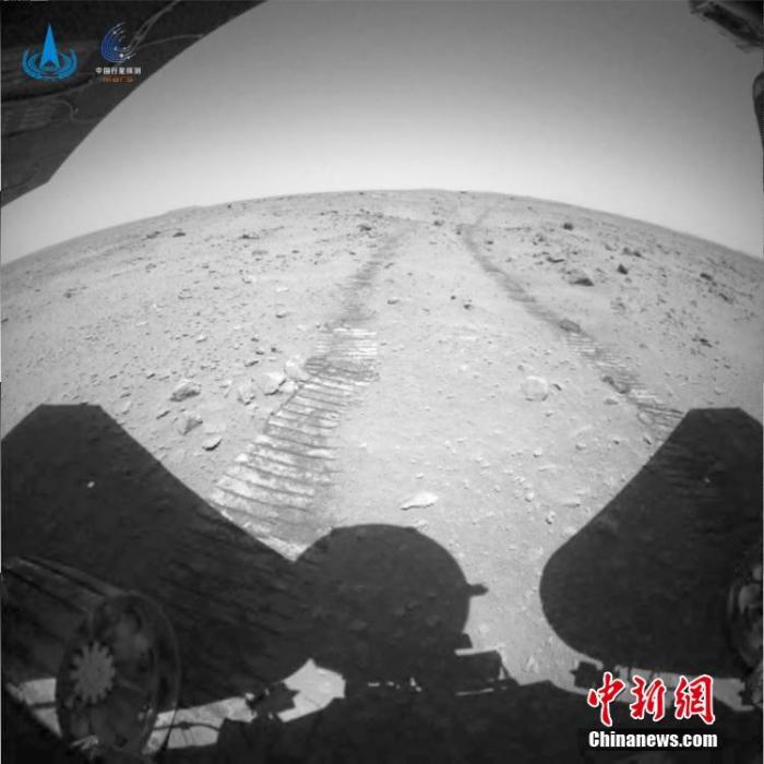 6月27日,中国国家航天局发布中国天问一号火星探测任务着陆和巡视探测系列实拍影像。截至27日上午,“祝融号”火星车已在火星表面工作42个火星日,累计行驶236米。此次公布的天问一号火星探测任务着陆和巡视探测系列实拍影像包括着陆巡视器开伞和下降过程、“祝融号”火星车驶离着陆平台声音及火星表面移动过程视频,火星全局环境感知图像、火星车车辙图像等。图为火星车行驶车辙图。 <a target='_blank' href='http://www.chinanews.com/'>中新社发 中国国家航天局 供图 点击进入下一页